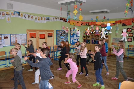 2016_11_05_Halloween_05_závěrečný_Skeleton_dance_01